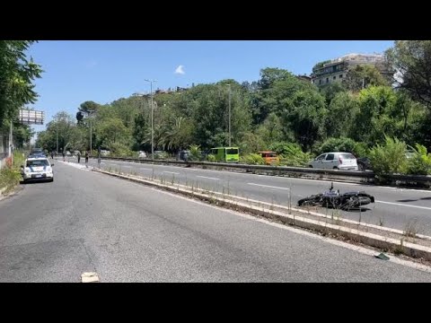Roma, scontro tra moto in via del Foro Italico: i rilievi dei vigili dopo l’incidente mortale