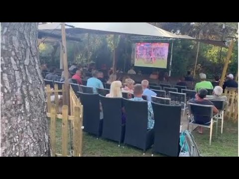 Spagna-Germania, tifosi tedeschi guardano il match al Robinson di Ugento DEF