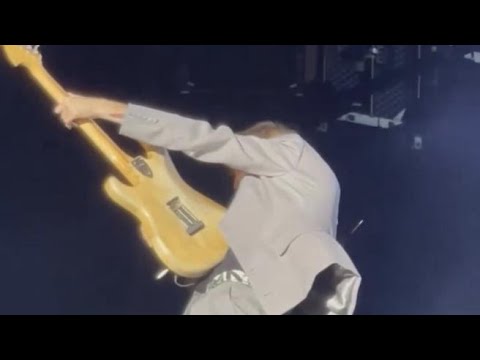 Maneskin, ecco l’Ascoli alla chitarra di Thomas Raggi nell’intro di The loneliest