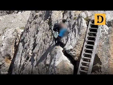 Sulla ferrata con in braccio il bambino senza attrezzature (il video)