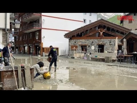 Valle d’Aosta, a Cervinia si scava nel fango dopo l’alluvione