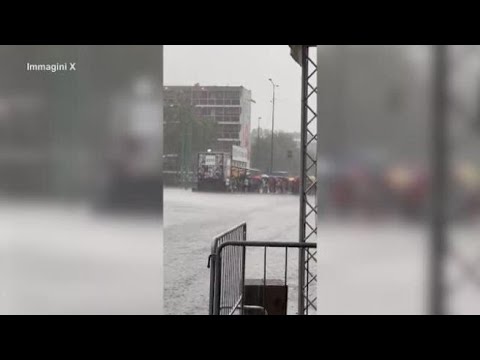 Nubifragio a Milano, anche i fan di Taylor Swift sotto il diluvio