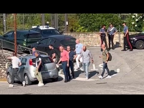 L’arresto di Bozzoli nella sua villa di Soiano sul Lago di Garda, i carabinieri lo portano via