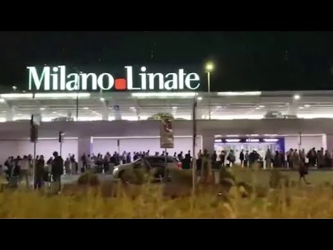 Caccia ai taxi: la coda (impressionante) di passeggeri in attesa all’aeroporto di Linate