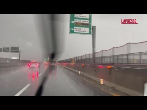 Maltempo, bomba d’acqua su Milano: la grandinata in tangenziale