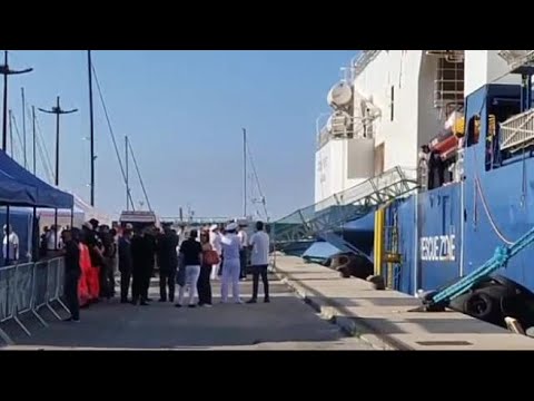 Migranti, l’arrivo della Geo Barents nel porto di Salerno