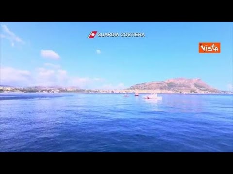 Affonda una barca a vela in provincia di Palermo con 22 persone a bordo, ci sono dispersi