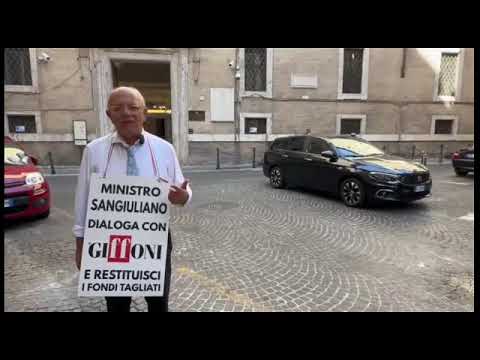 Claudio Gubitosi, fondatore del Giffoni film festival, protesta davanti al ministero della Cultura