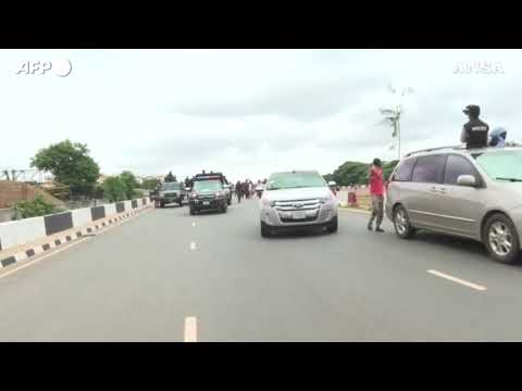 Proteste in Nigeria, polizia spara gas lacrimogeni sulla folla