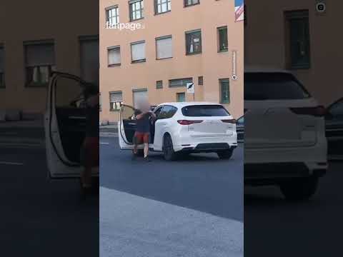 Ecoattivisti bloccano la strada ma auto accelera e li trascina via: il video dell’investimento