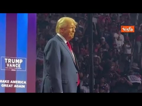 In migliaia ad ascoltare Trump alla Desert Diamond Arena di Glendale in Arizona