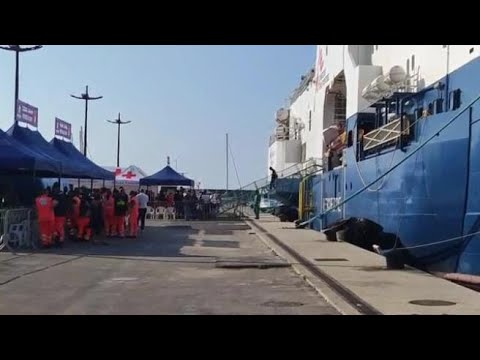 Migranti, l’arrivo della Geo Barents a Salerno