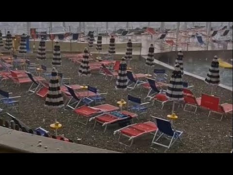 Castiglioncello, la grandine ricopre gli ombrelloni