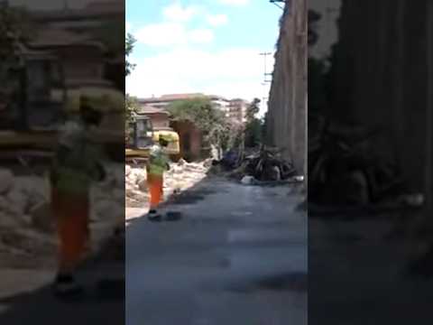 Sgombero in via Casilina Vecchia a Roma: tra le case cumuli di immondizia #shorts #news