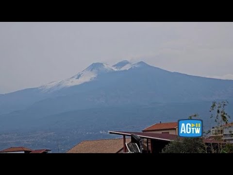 La cima dell’Etna diventa bianca per la grandine