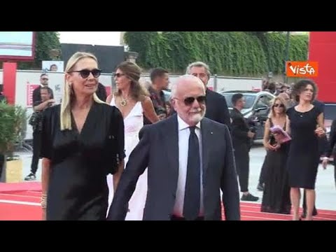 Venezia 81, De Laurentiis sfila sul red carpet con tutta la famiglia: “Forza Napoli? Sempre”