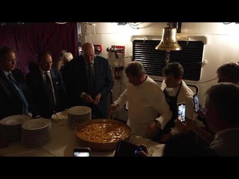 Chicco Cerea cucina i paccheri alla Vittorio a bordo dell’Amerigo Vespucci nel porto di Tokyo