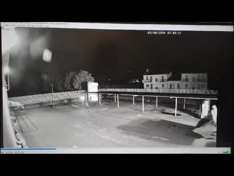 Vicenza, colpo all’azienda orafa con la ruspa: il video dei ladri in azione