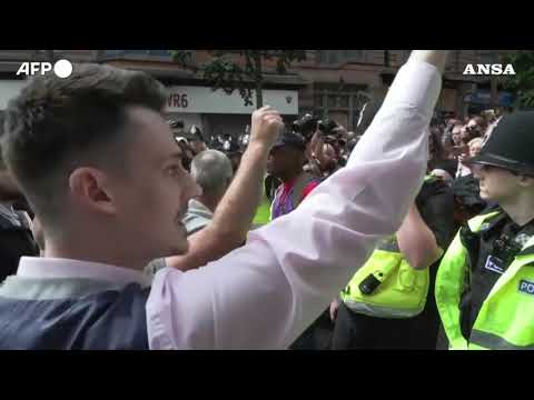 Gran Bretagna, estrema destra in piazza a Nottingham dopo gli omicidi di Southport