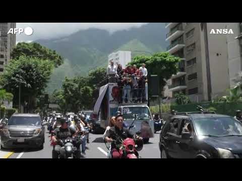 Venezuela, l’opposizione manifesta sul tetto di un camion
