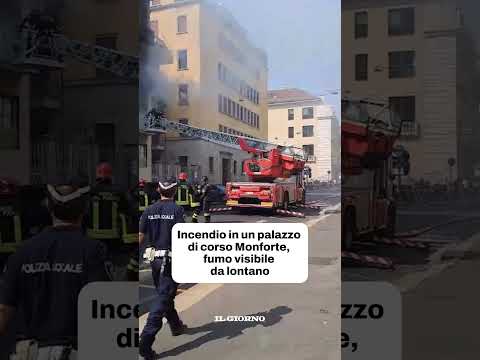 Incendio in un palazzo di corso Monforte, fumo visibile da lontano