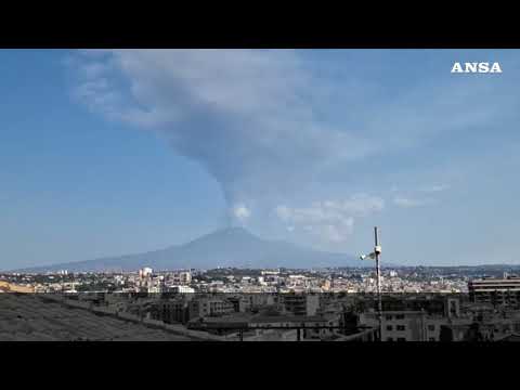 Eruzione Etna, aeroporto di Catania operativo ma con disagi