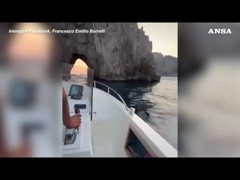 L’assalto proibito a Capri, col motoscafo tra i Faraglioni