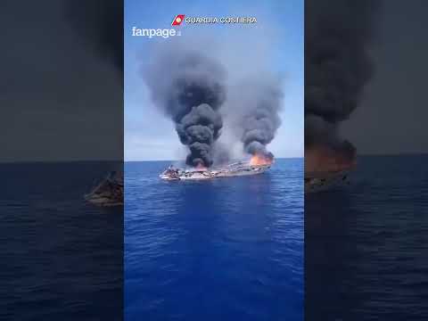 Imbarcazione in fiamme nel Cilento: la Guardia Costiera salva due persone #shorts #news