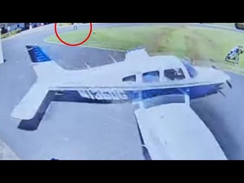 California, aereo si schianta e sfiora un passante: l’impatto ripreso dalle telecamere