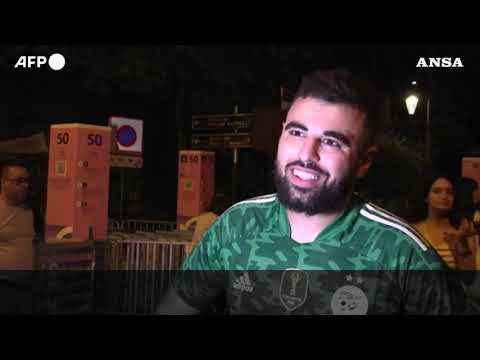 Algeri, i tifosi di Imane Khelif festeggiano la sua qualifica in finale