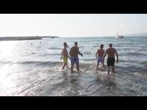 Castellammare torna balneabile: il primo tuffo del sindaco