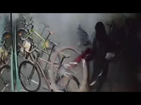 Padova, colpo al negozio di bici: auto-ariete sfonda la vetrina