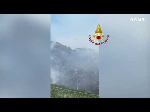 Incendio nell’Ascolano, lanci di acqua dall’elicottero