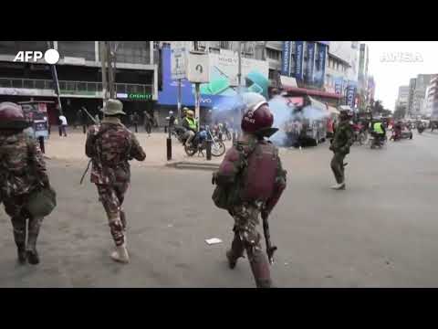 Kenya, manifestanti colpiti da gas lacrimogeni e arrestati a Nairobi