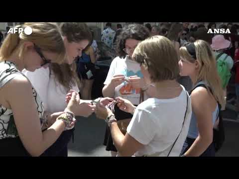 Vienna, i fan di Taylor Swift cantano per le strade dopo annullamento concerti