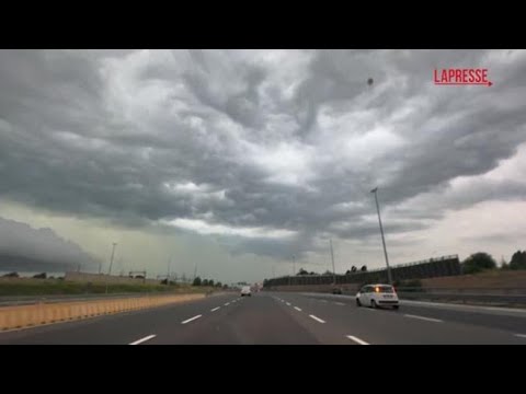 Maltempo, la tempesta su Milano vista dall’autostrada