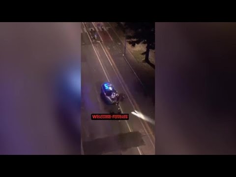 seduti su auto polizia