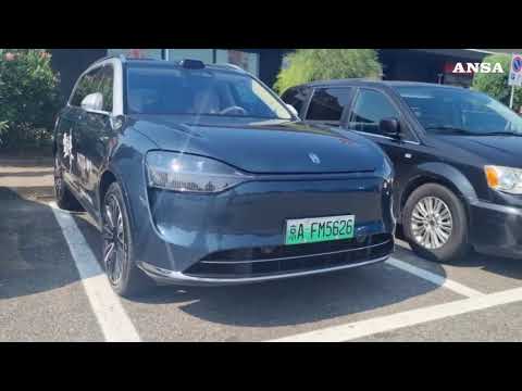 Le prime Aito M9, le nuove auto di Huawei intercettate nel parcheggio di un autogrill