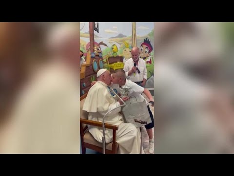 Papa Francesco ad Ostia, un bambino gli porge un regalo: «Qui ci sono 5 euro per comprare il gelato»