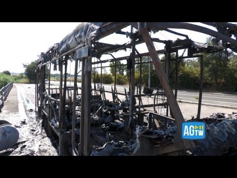 Roma, autobus in fiamme a Casal Lumbroso: le immagini dei resti del mezzo
