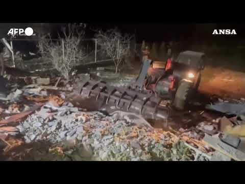 Kiev, i soccorritori recuperano i corpi dalle macerie dopo l’attacco russo