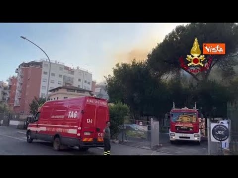 Vasto incendio a Roma, l’elicottero dei Vigili del Fuoco tra i palazzi di Monte Mario