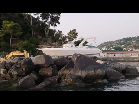 motoscafo sugli scogli