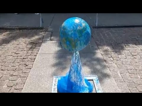 Emergenza climatica, una terra che si scioglie in Piazza della Scala a Milano