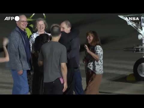 Arrivati negli Usa i prigionieri liberati da Mosca, ad accoglierli Biden e Harris