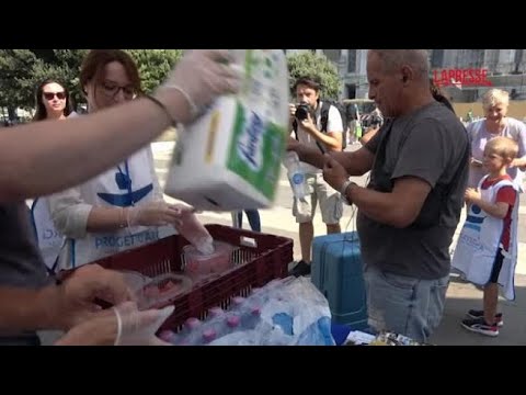 Milano, ghiaccioli e anguria ai senza fissa dimora per combattere il gran caldo