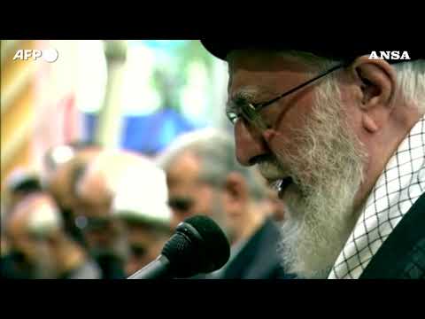 Il leader supremo iraniano Ali Khamenei guida le preghiere funebri per Ismail Haniyeh