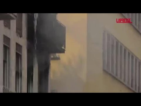 Milano, incendio in Corso Monforte: l’intervento dei vigili del fuoco