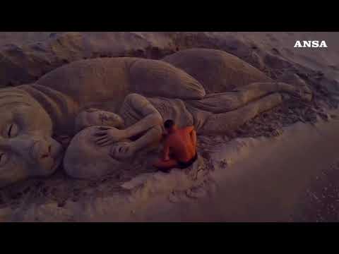 Sassari, una scultura in spiaggia celebra l’orsa Kj1