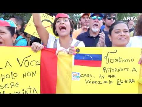Venezuela, a Milano in piazza Castello contro Maduro